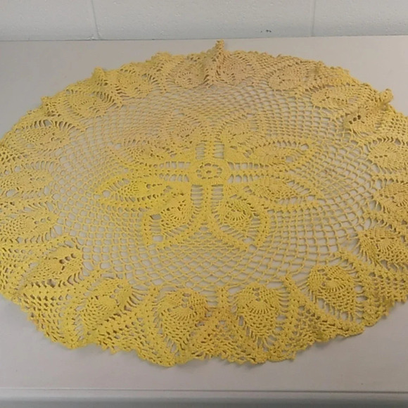 VINTAGE COTTON CROCHET BOHO 26" DIAMETER YELLOW HANDCRAFTED, CENTER TABLE SCAPE - Picture 7 of 11
